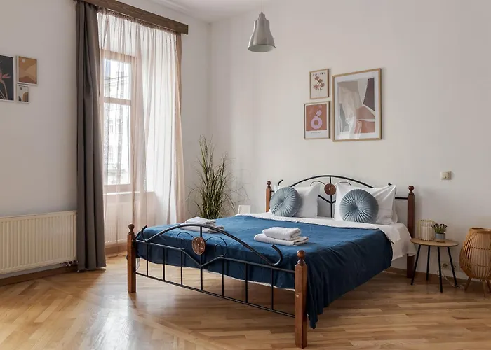 Rynok Square Apartment With Balcony